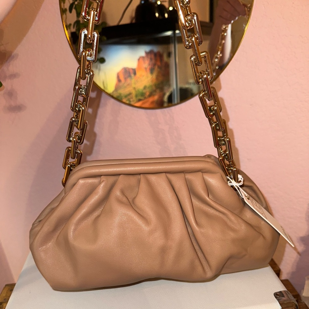 👛NUDE CLUTCH WITH GOLD CHAIN👛
